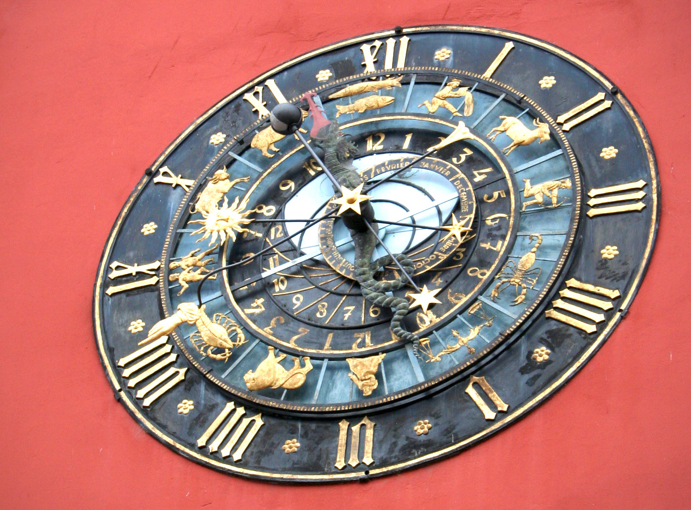 Explications autour des cadrans solaires et de l'horloge astronomique
